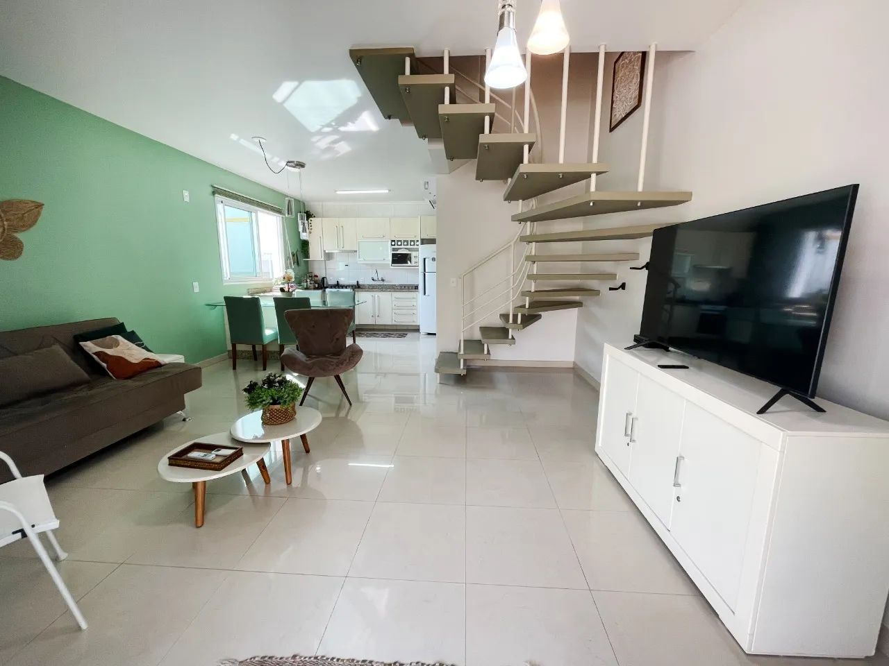 Belíssima casa com 2 suítes em condomínio fechado - Foto 3