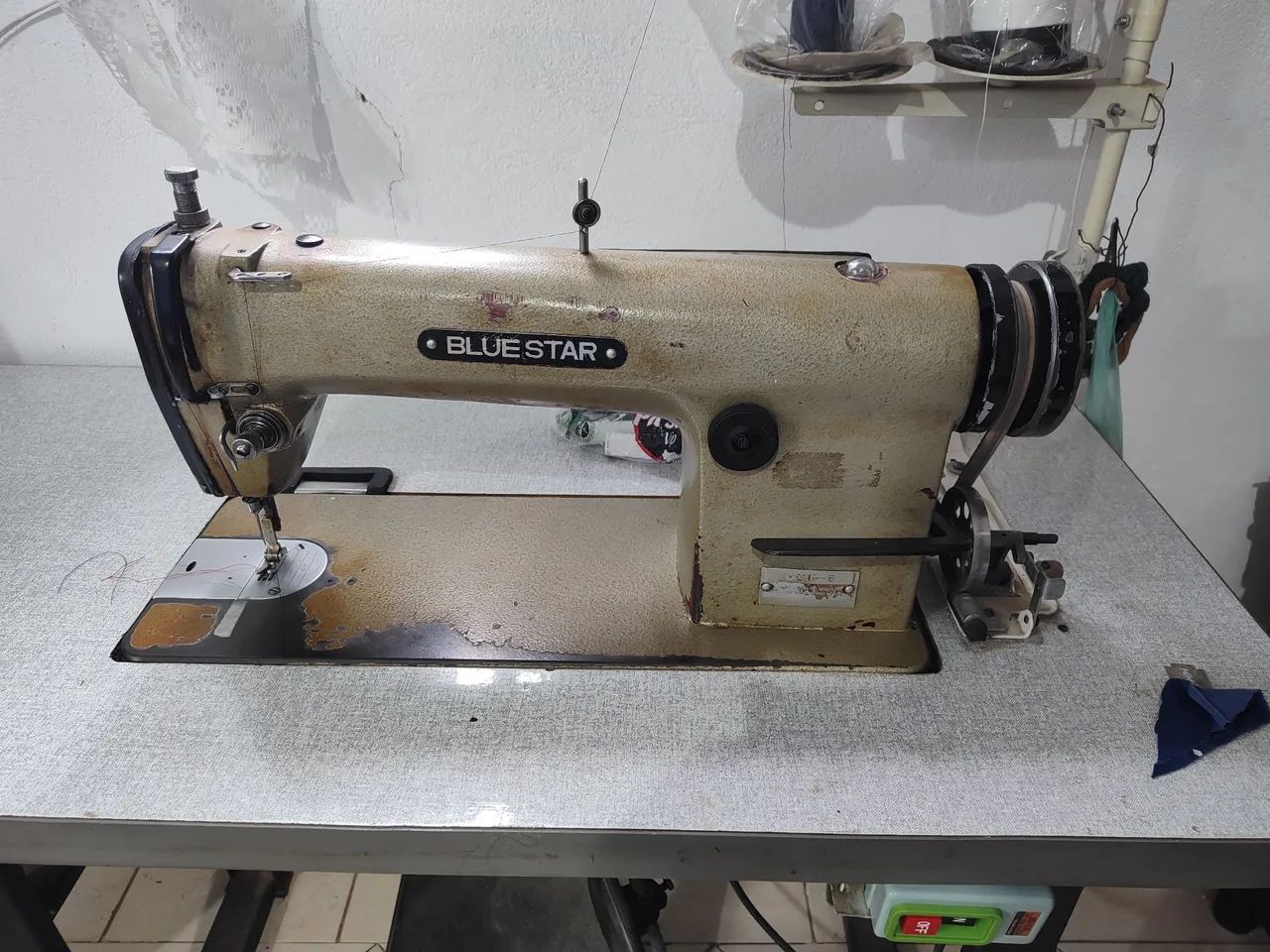 Maquina de costura reta e uma overlok - Foto 4