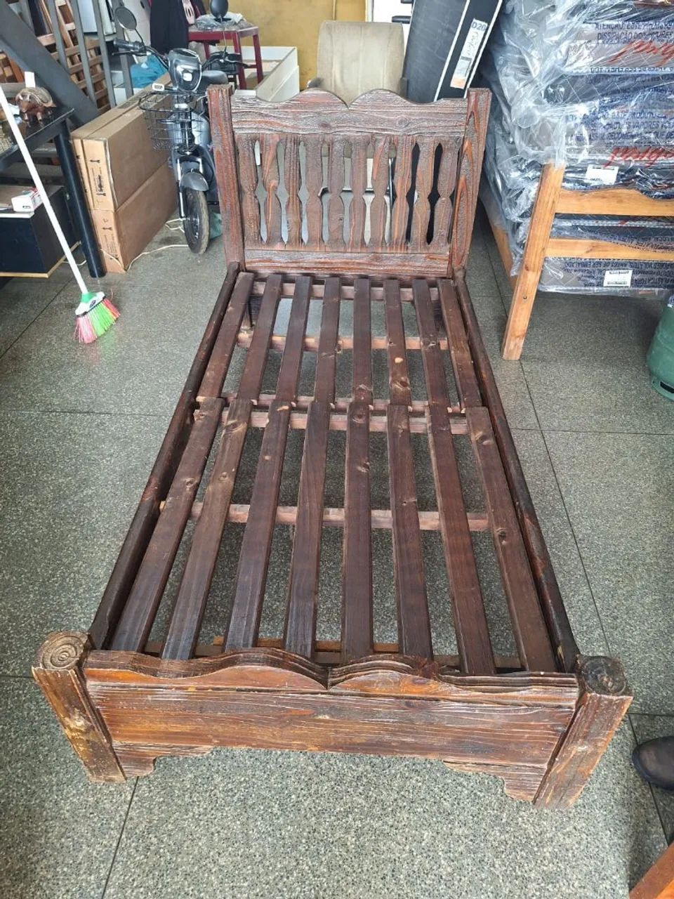 Cama de solteiro madeira maciça usada ((ENTREGO GRATIS)) - Foto 5