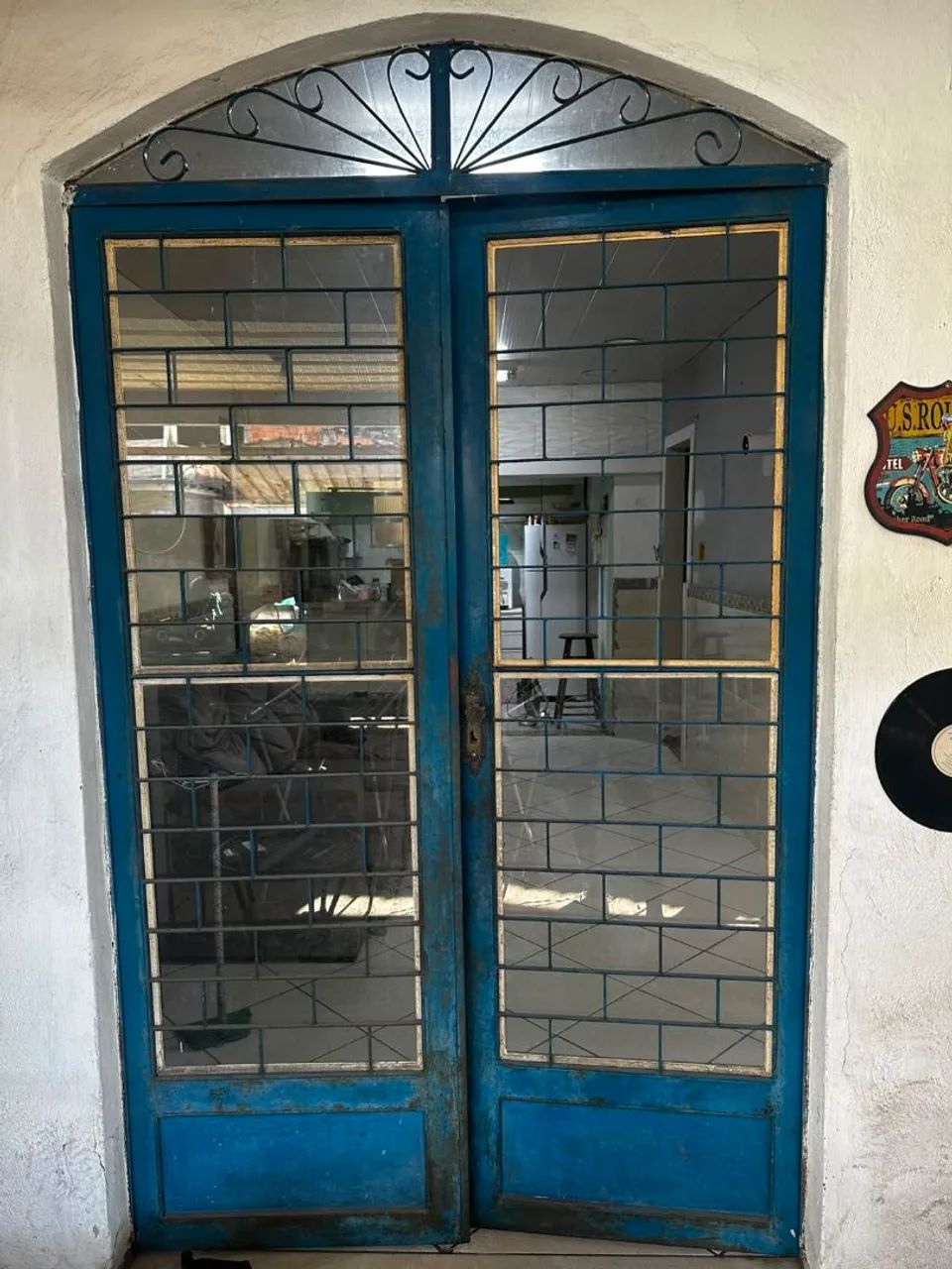 Porta de ferro com vidro articulado 