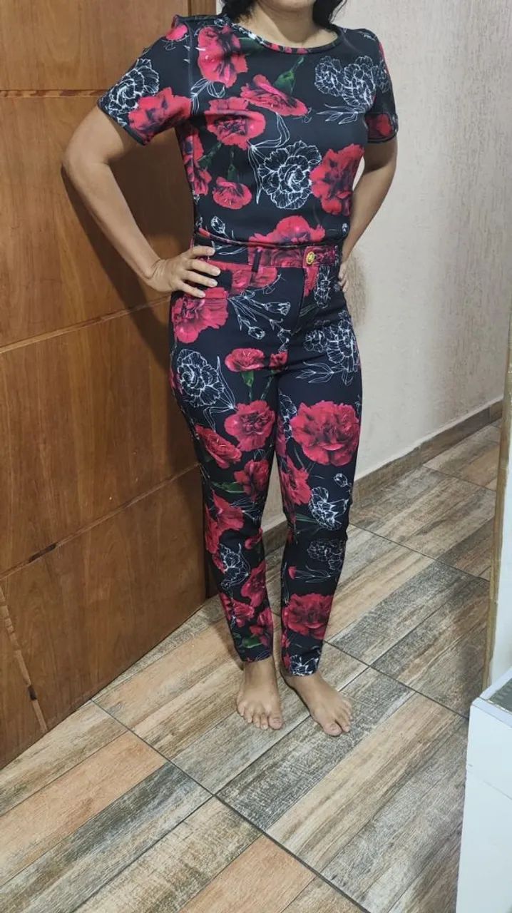 Conjunto calça e blusa, lança perfume.