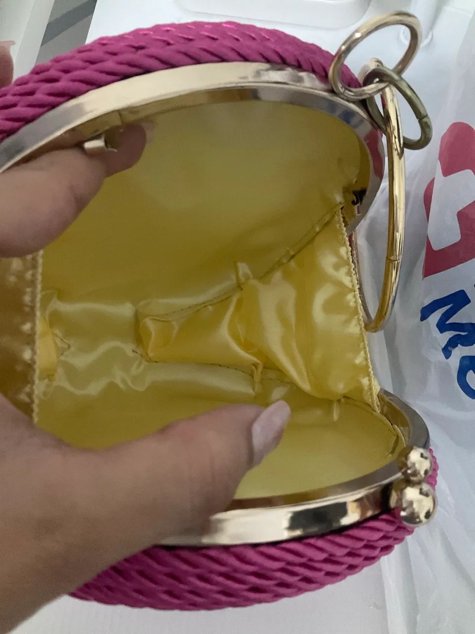 Bolsa de mão e com alça de ombro e mão rosa e dourado - Foto 3