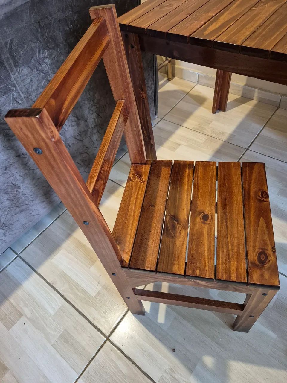 Mesa de Madeira com 4 Cadeiras - Foto 4