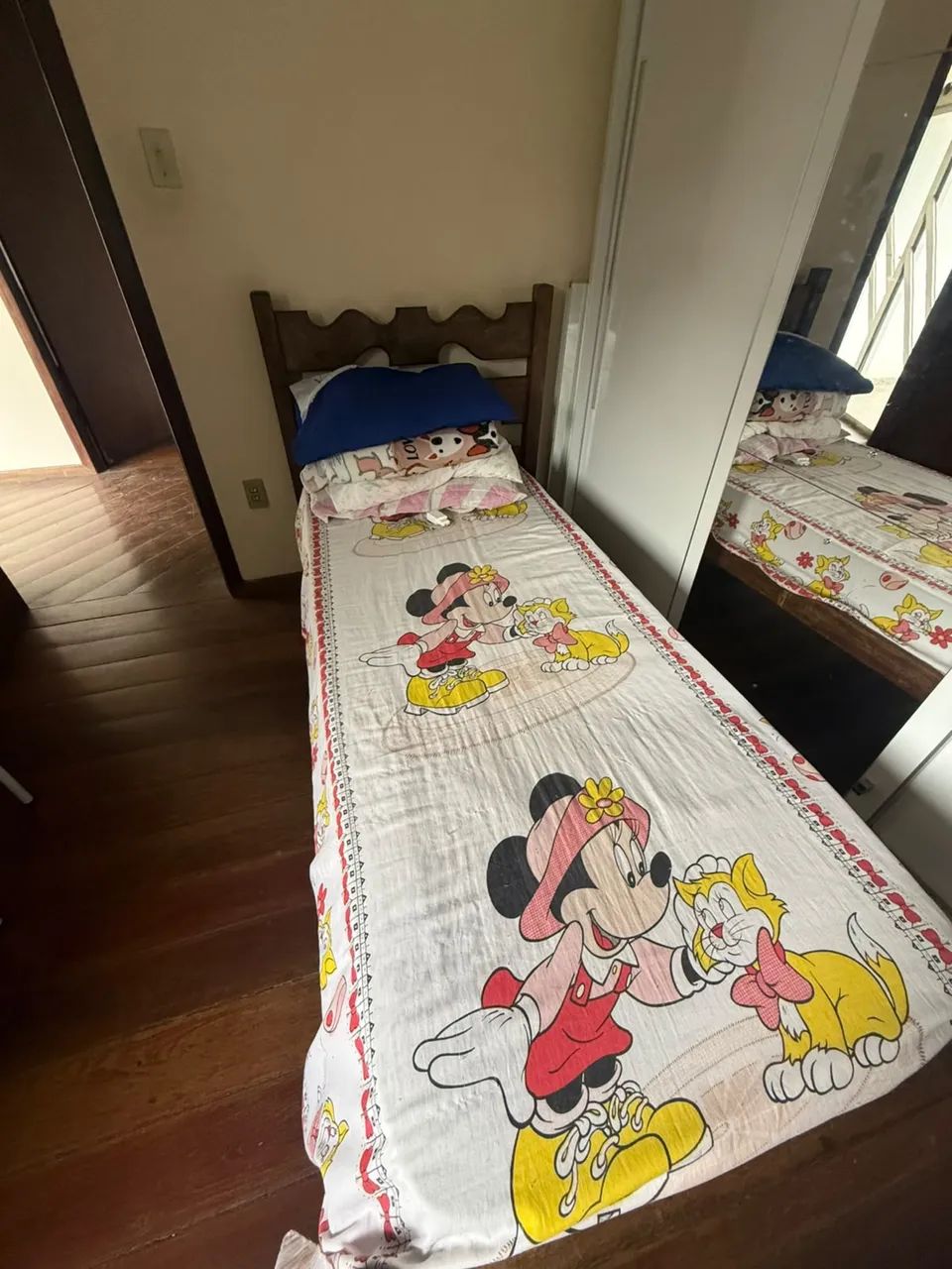 Vendo cama de solteiro em madeira maciça 
