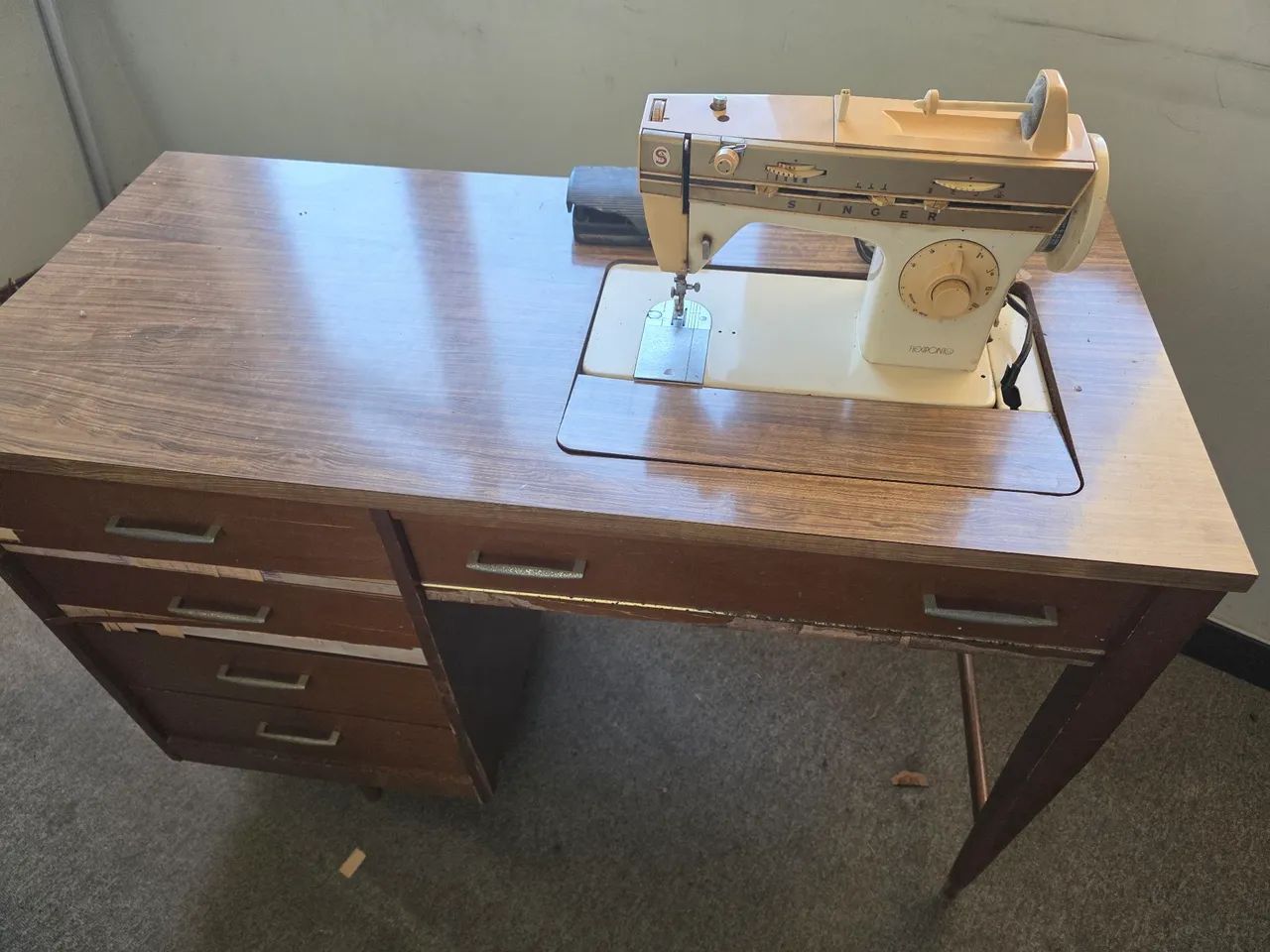Máquina de Costura Singer flexiponto 220v com mesa 