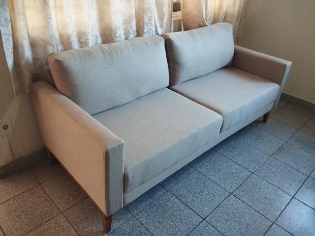 Sofá 3 Lugares Moderno Bege + Puff Decorativo - Lindo - Foto 3