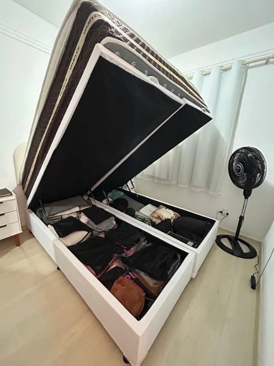 Cama Queen com base baú 