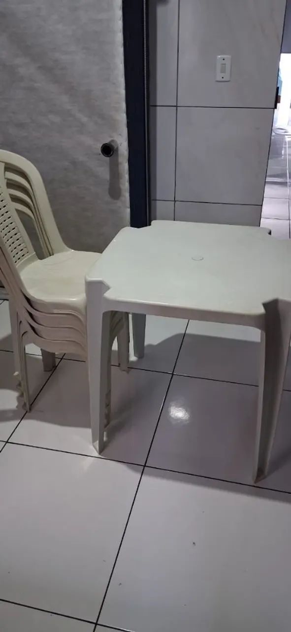 Mesa com 4 cadeiras 