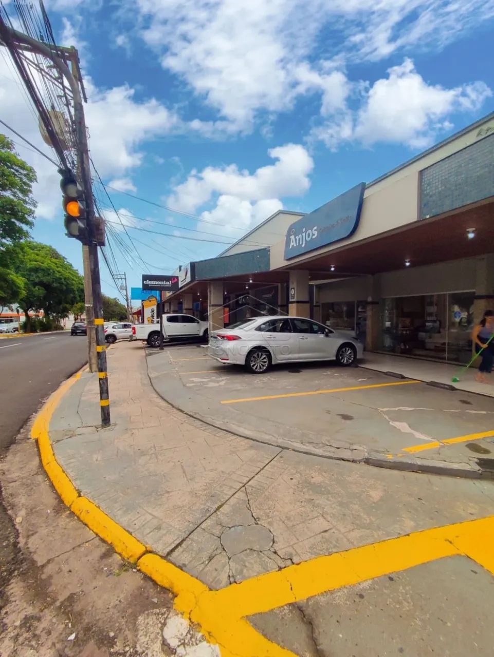 LOJA COM VITRINE PARA LOCAÇÃO NA AV. GETÚLIO VARGAS!