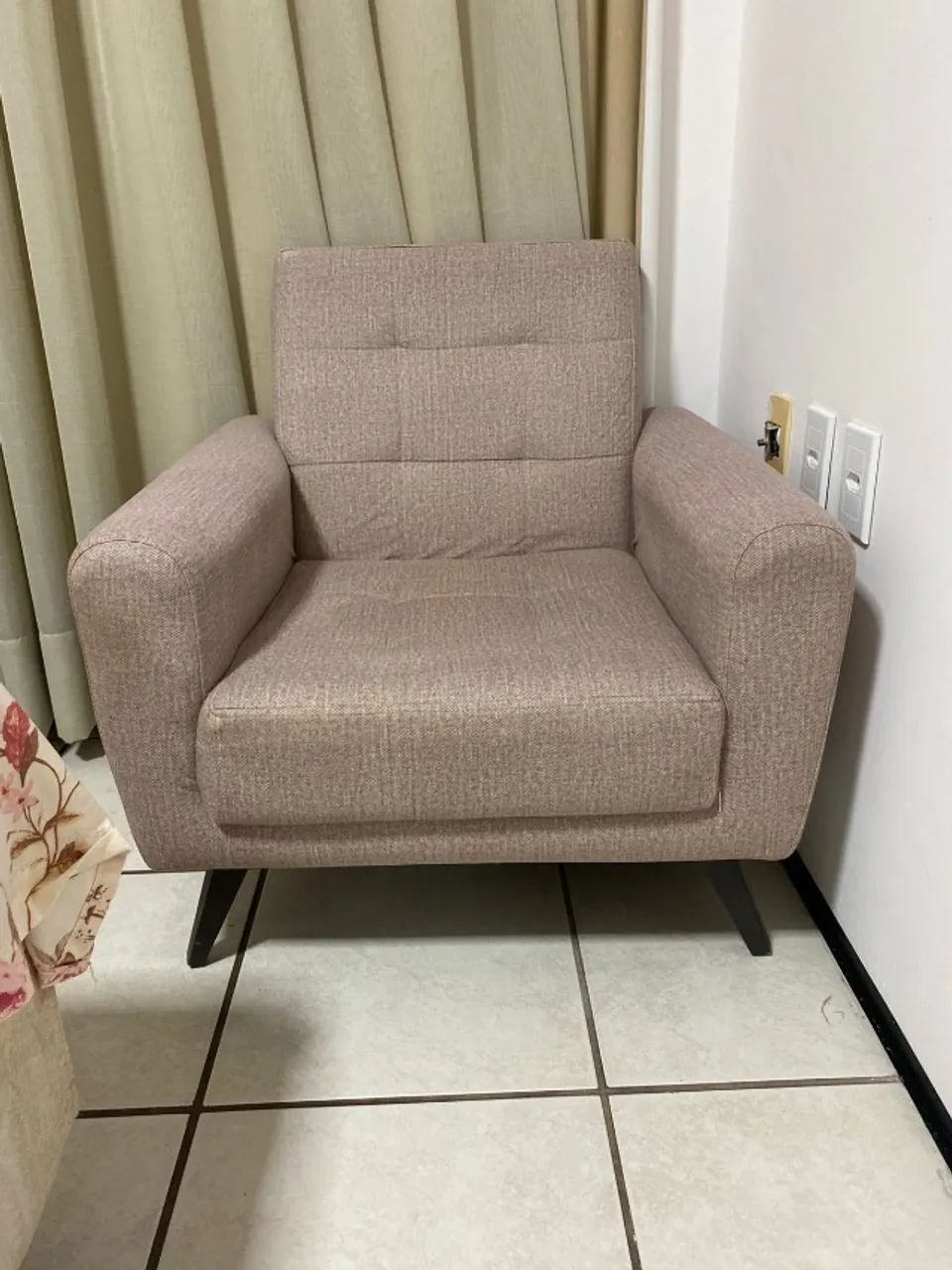 Poltrona em linho bege