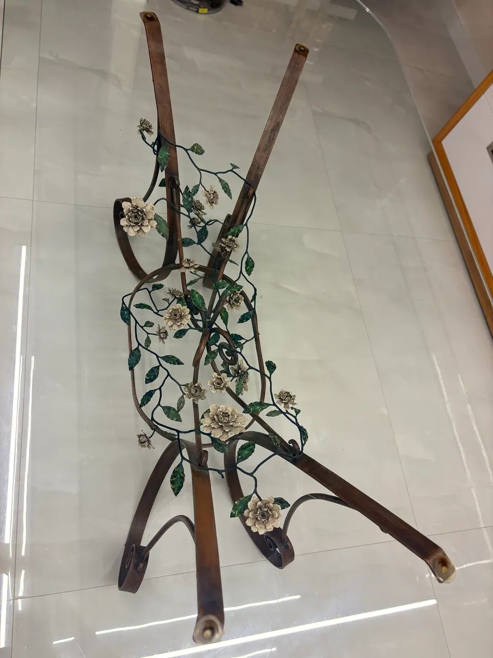 Mesa artesanal em ferro forjado com tampo de vidro - Foto 5