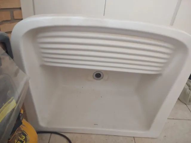 Vendo tanque de louça Incepa por 400 reais. Em bom estado 
