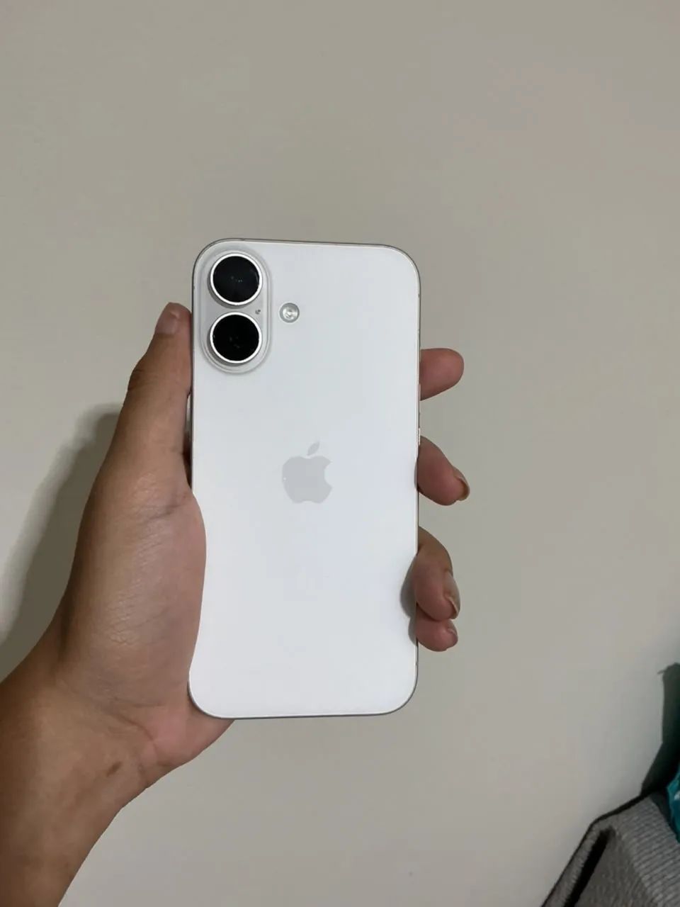 iPhone 16 Branco - SemiNovo.