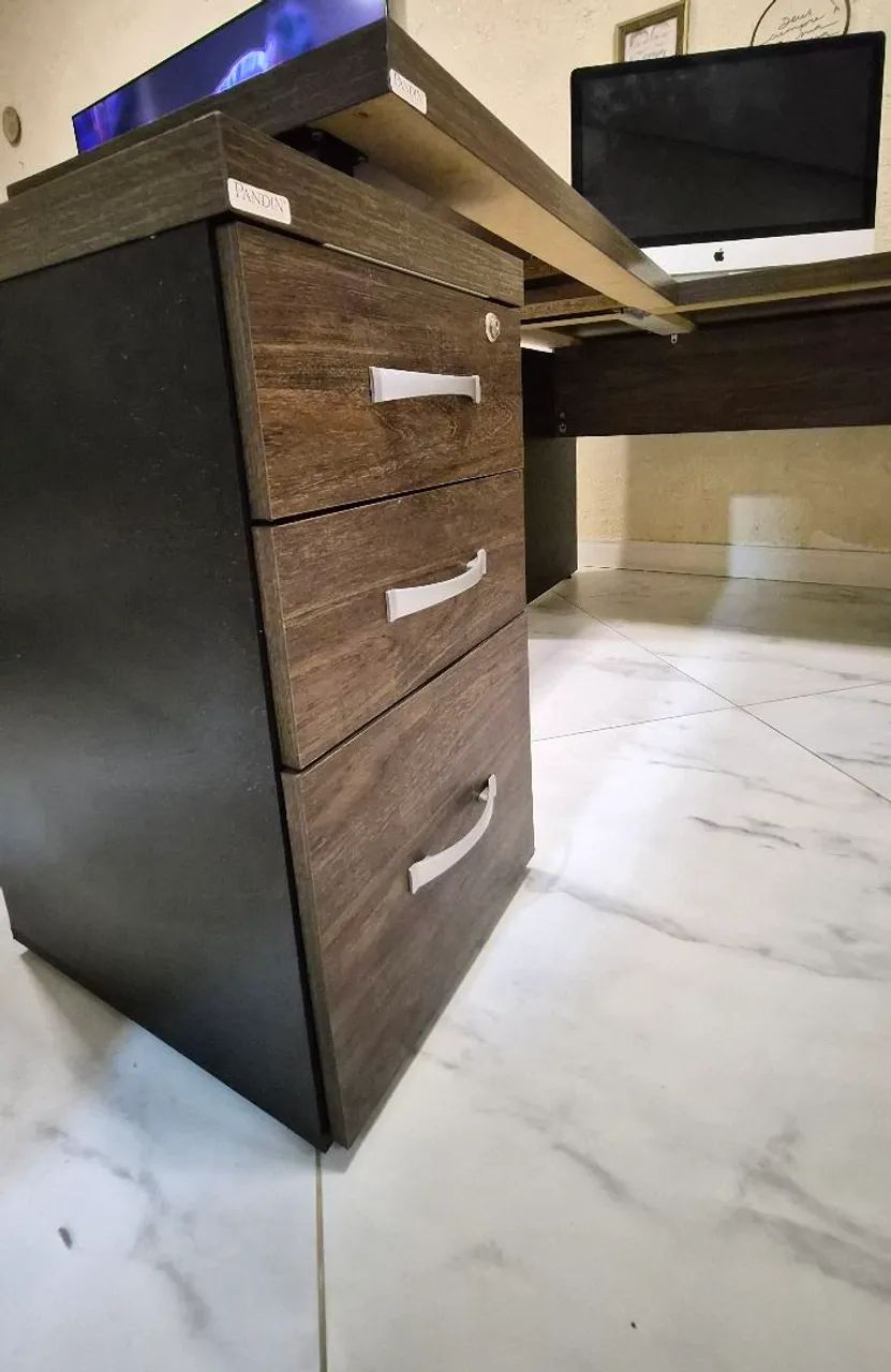 Conjunto de escritório mesa e armário pandim
