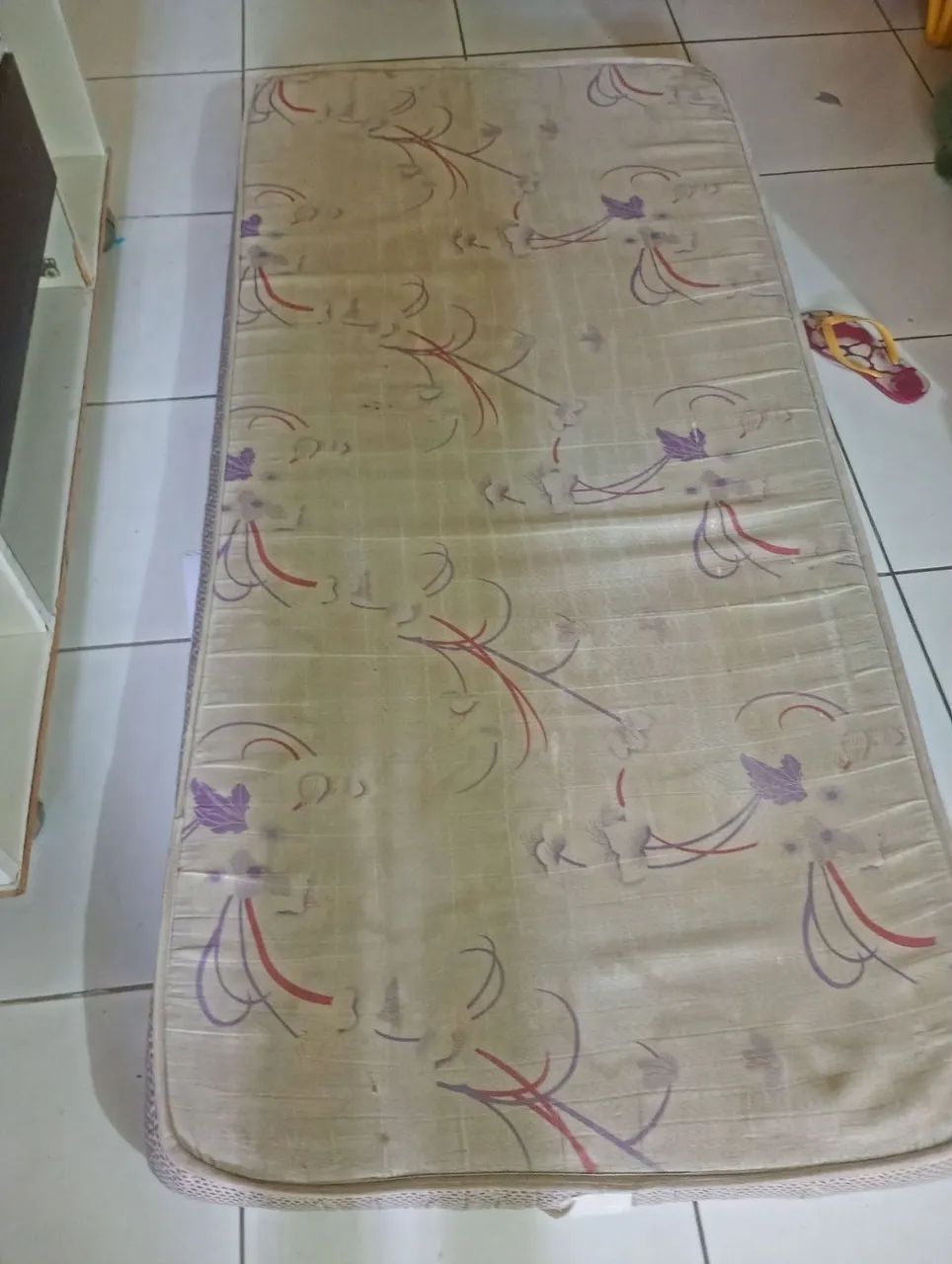 Colchão de solteiro da Ortobom usado. Só está sujo! 