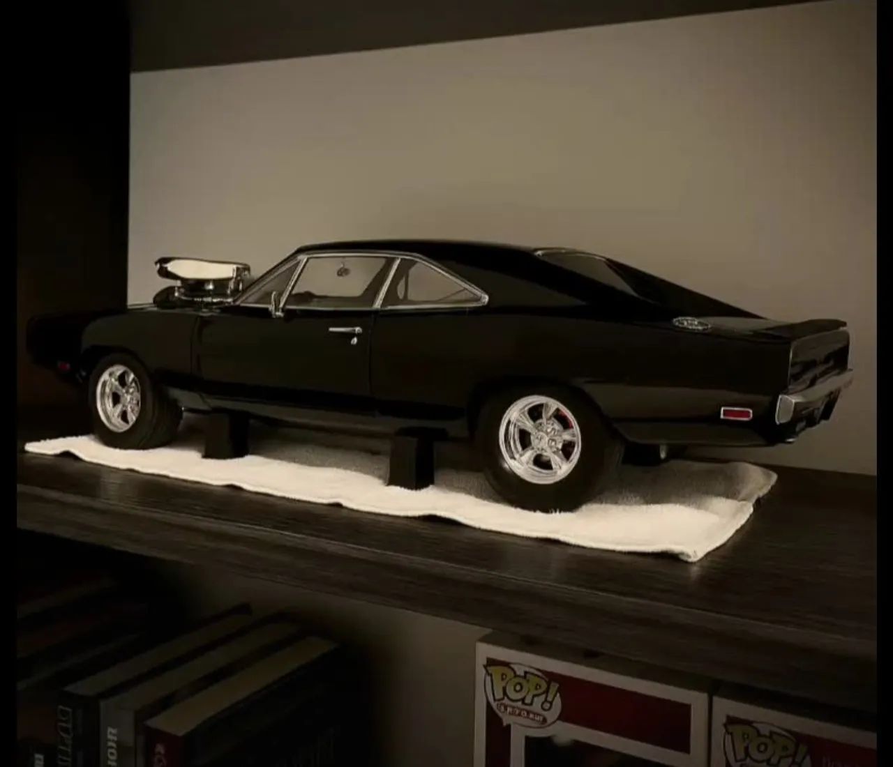 Carro dodge escala 1/8