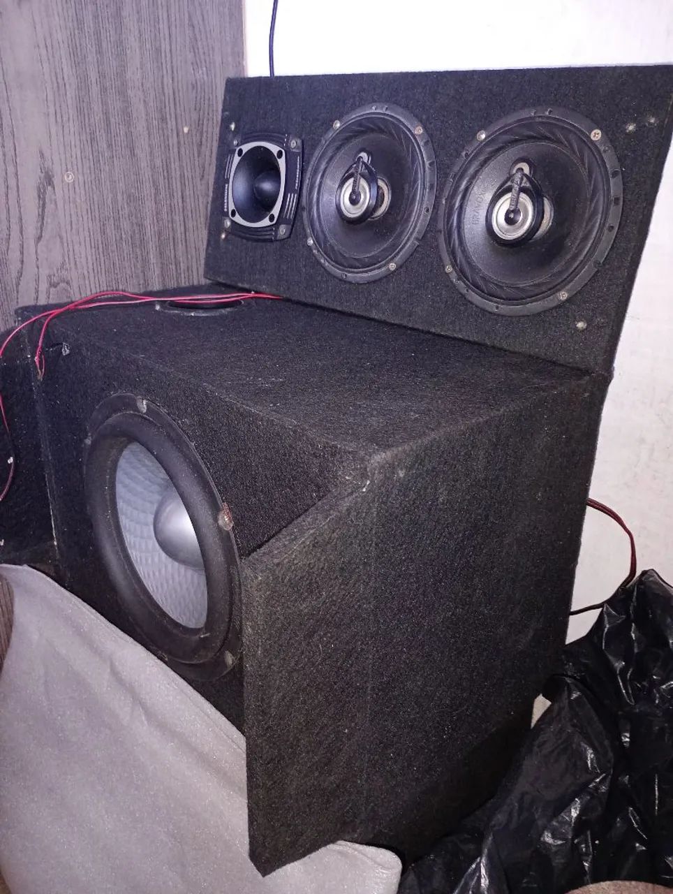 Caixa de Subwoofer de 10 polegadas com dois médio grave e um Tuite Selenium 