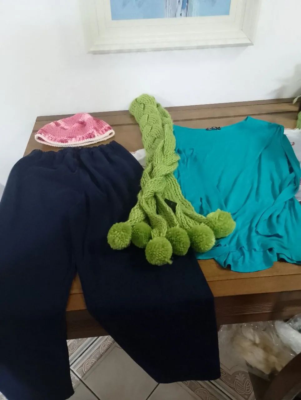 Cachecol , CALÇA, CAMISETA E GORRO DE EXCELENTE QUALIDADE E ESTADO 