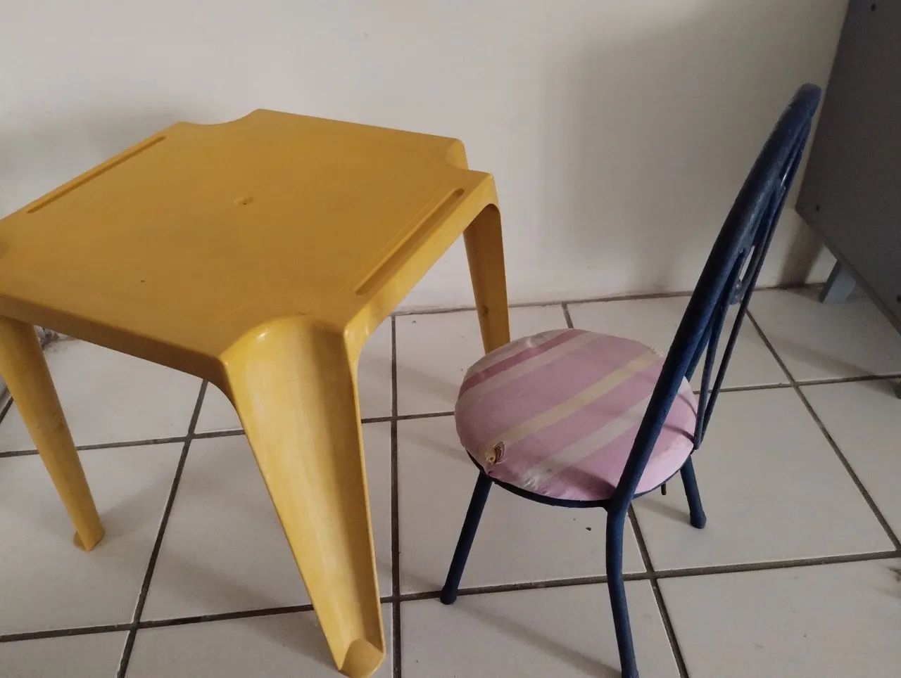 Mesa e cadeira pequena - Foto 2