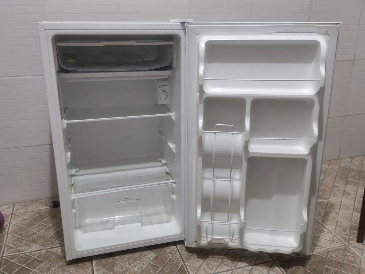 Frigobar Midea 93 litros  p/ conserto - Foto 2