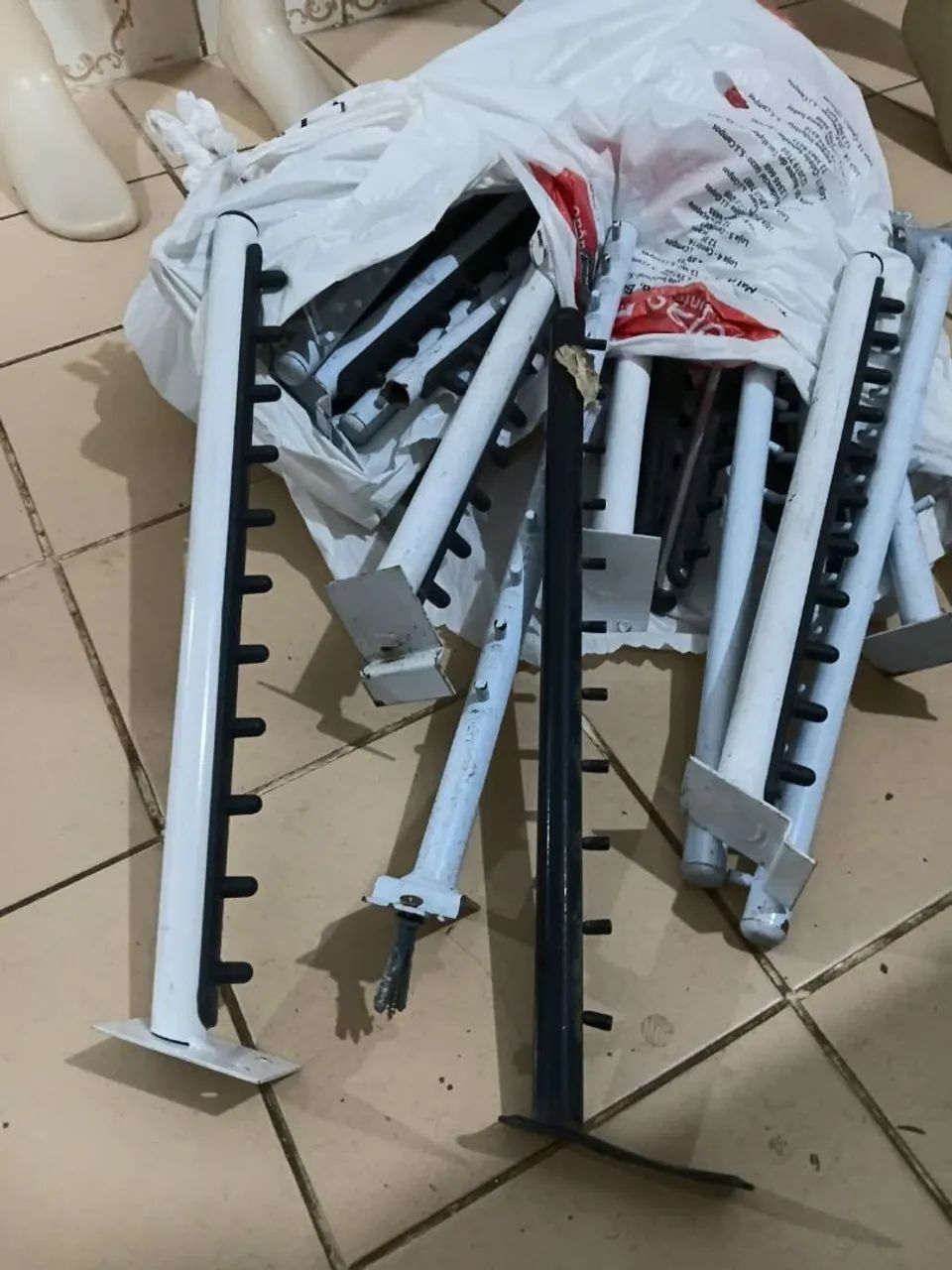 Arara de roupas de parede