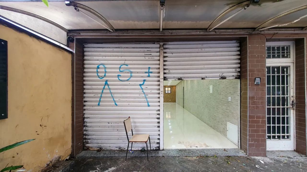 Loja na Rua Vale de Amoreira, 27 - 01  79 m²