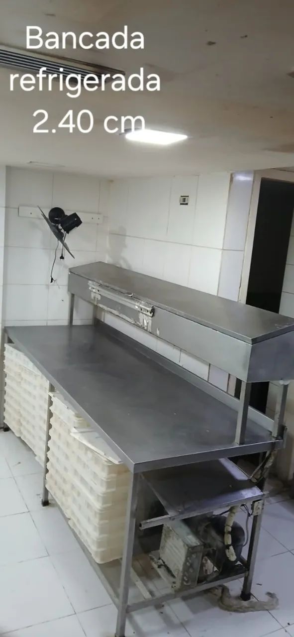 BANCADA INDUSTRIAL INOX COM PRATELEIRA REFRIGERADA 2,40CM