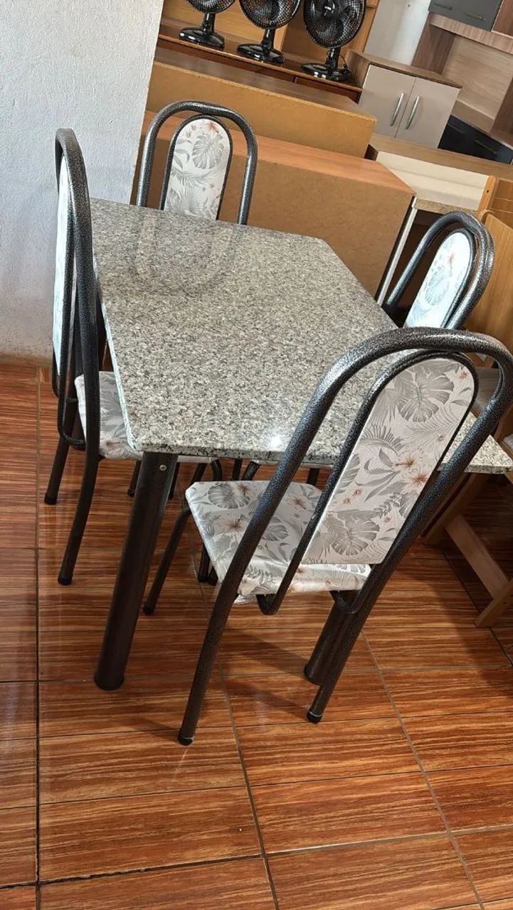 Mesa nova 4 cadeiras 