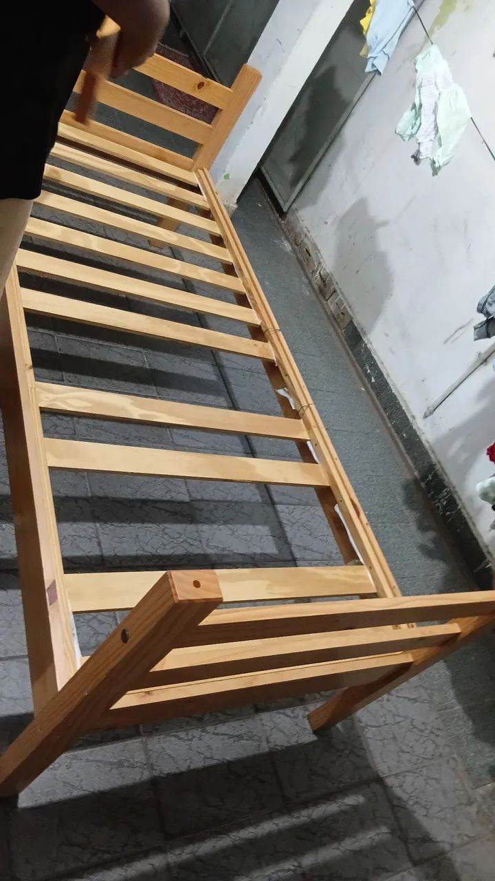 Cama de solteiro de madeira