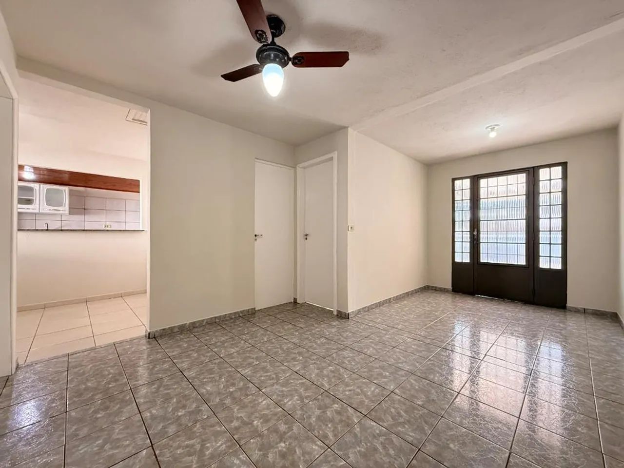Casa para alugar em Maringá, Conjunto Habitacional Itatiaia, com 2 quartos, com 94 m² - Foto 4