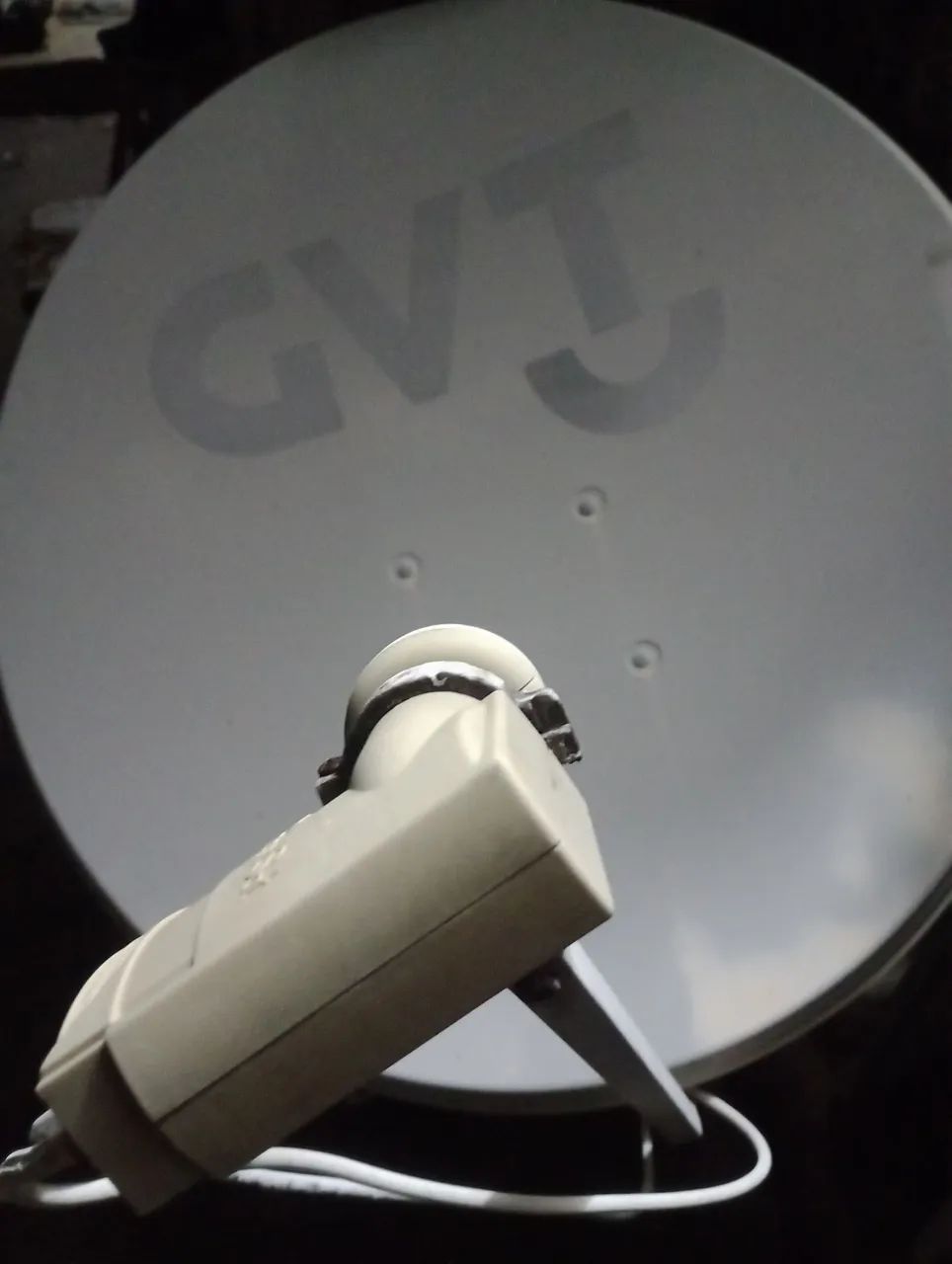 Uma antena parabólica GVT