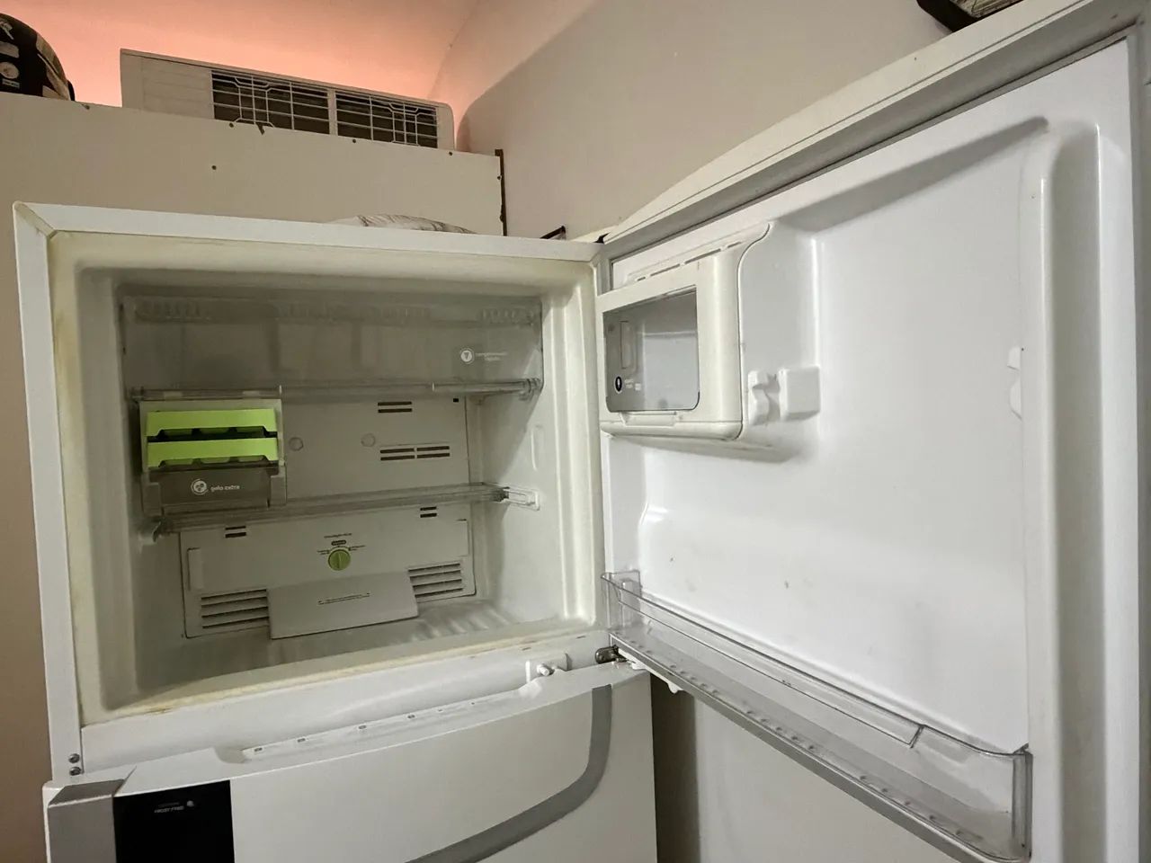 VENDO TELEVISÃO E GELADEIRA