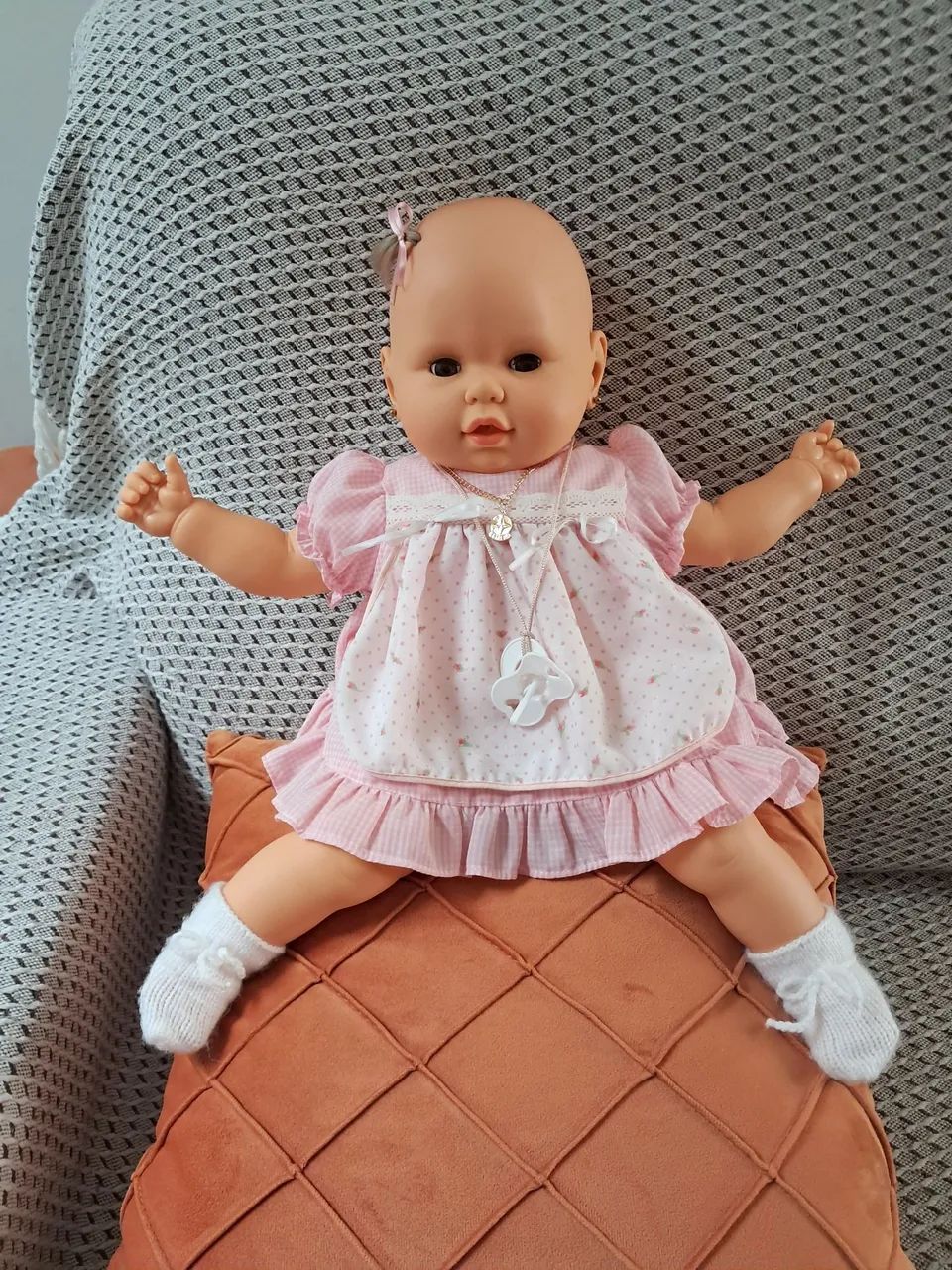Boneca bebezinho da estrela com olhos castanhos 