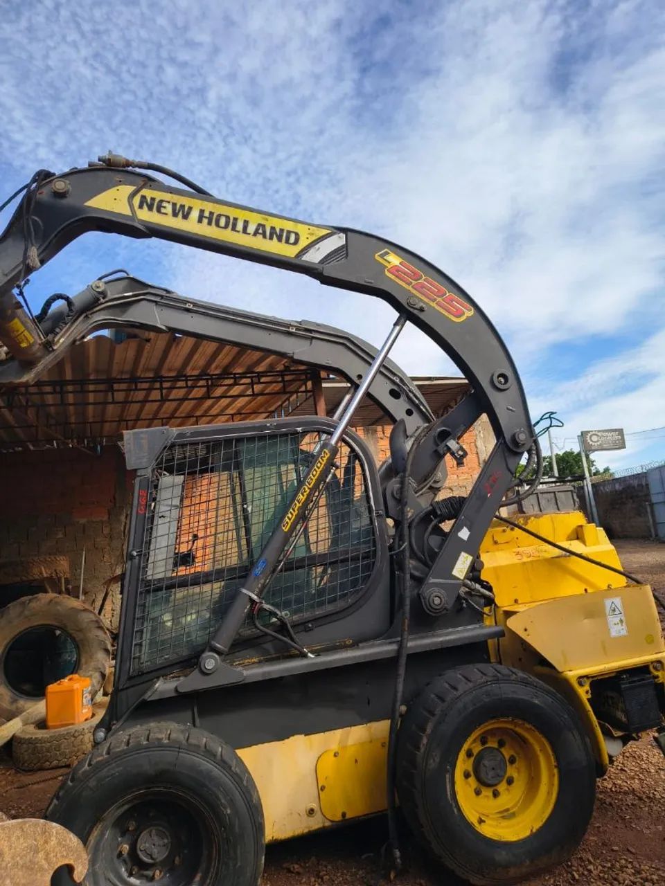 Mini carregadeira new holland l225  sem motor  - Foto 6