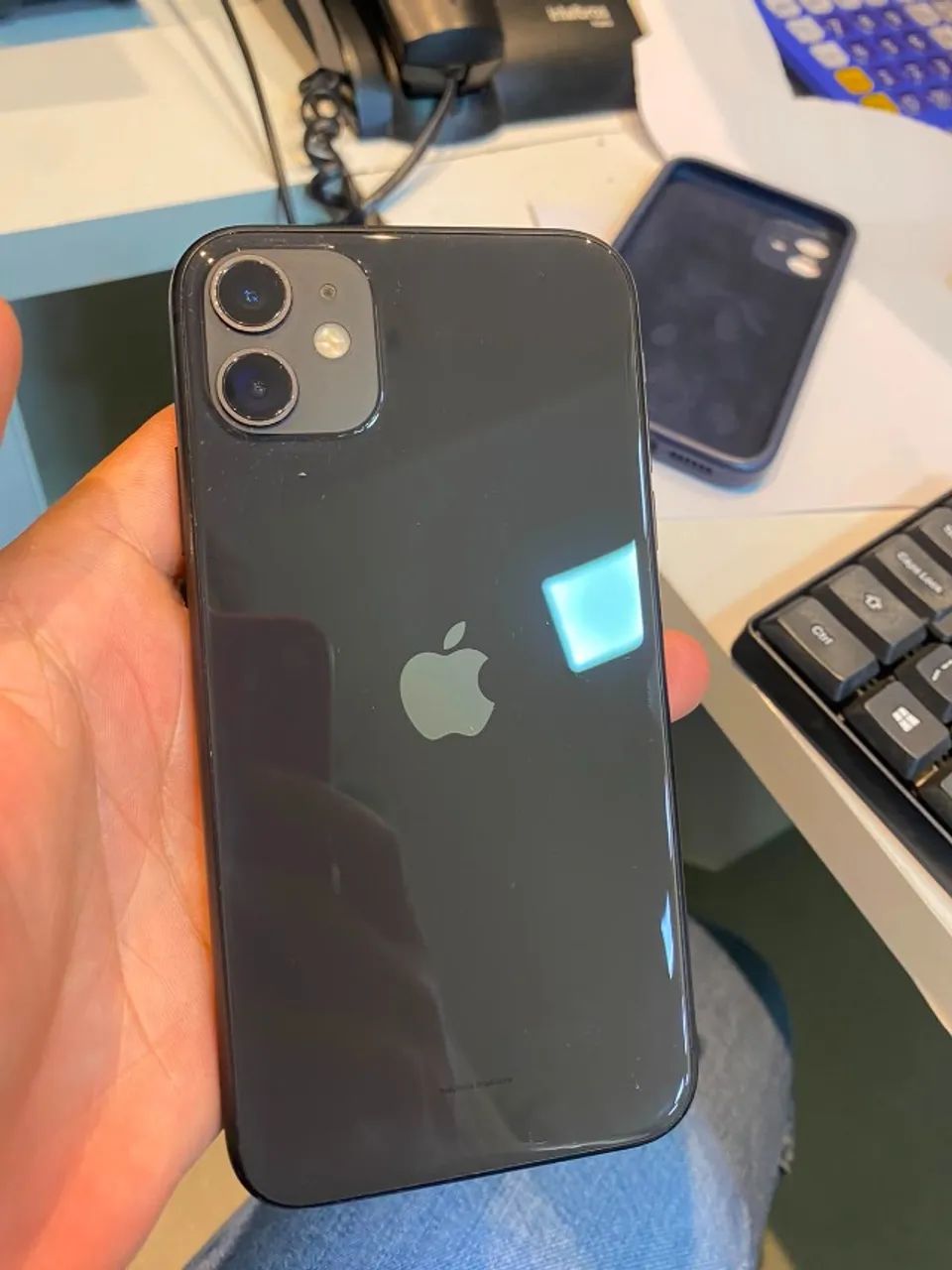 Vendo IPHONE 11 com carregador original e caixa - Foto 3