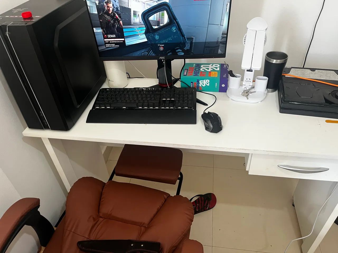 Vendo escrivaninha e cadeira 