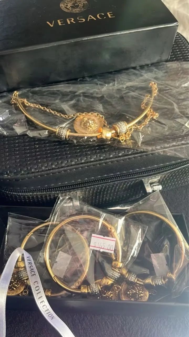 Colar e braceletes vindos da Itália código numérico 
