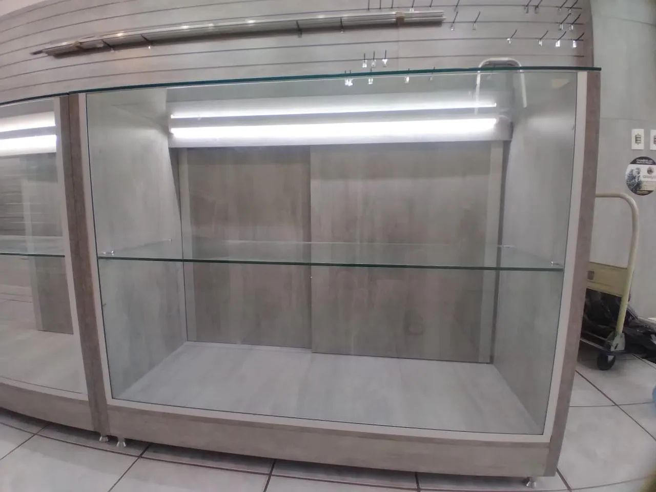 Vendo balcão de vidro para loja + balcão caixa  - Foto 4