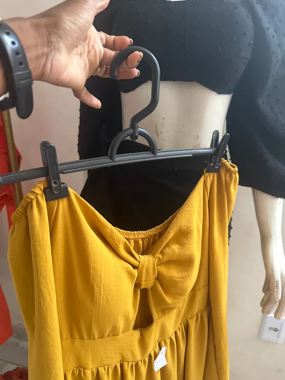 Cabide preto com presilhas e cabeça removível para lojas. - Foto 3