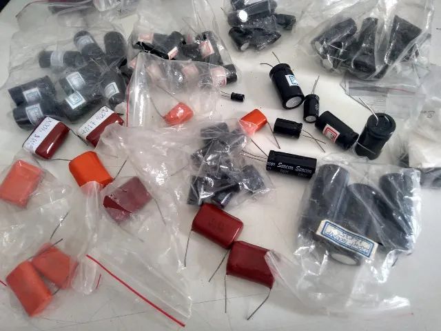 Capacitores ( lote 60 pçs varios modelos )