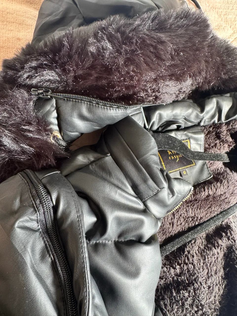 jaqueta puffer couro cropped feminina - Foto 4
