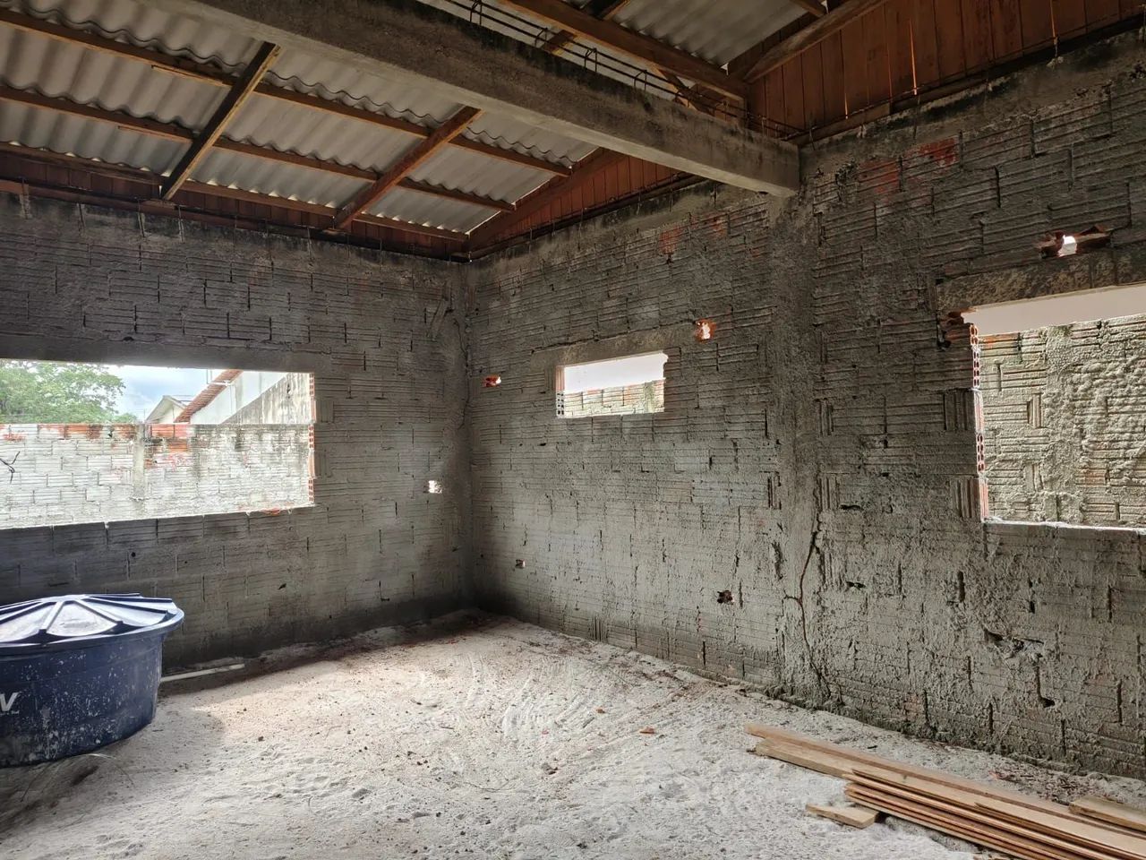 Terreno, já com a estrutura da casa levantada - Foto 2