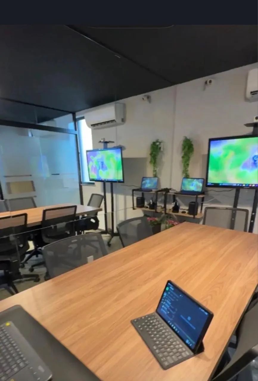 Sala comercial mobiliada e equipada com amplo espaço e divisórias em blindex  