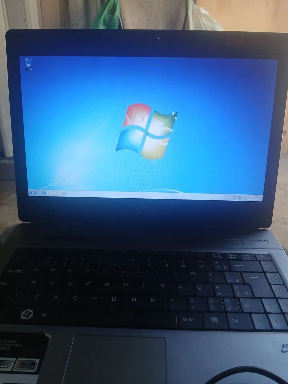 Notebook ,ele está com a bateria viciada, mas funciona normalmente.  Tem conversa no preco - Foto 2