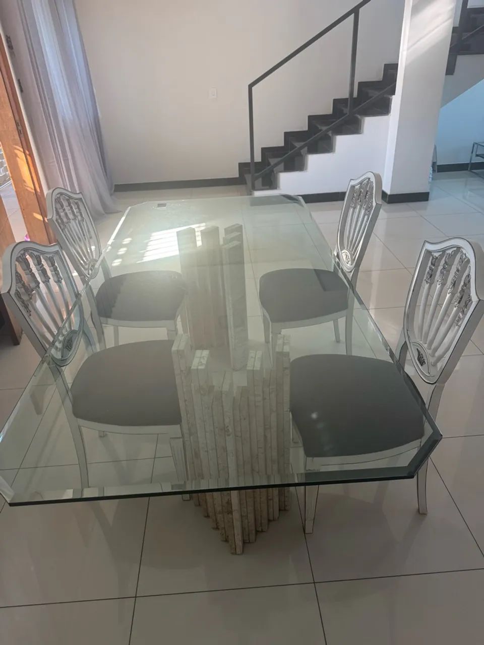 Mesa de vidro reforçada 
