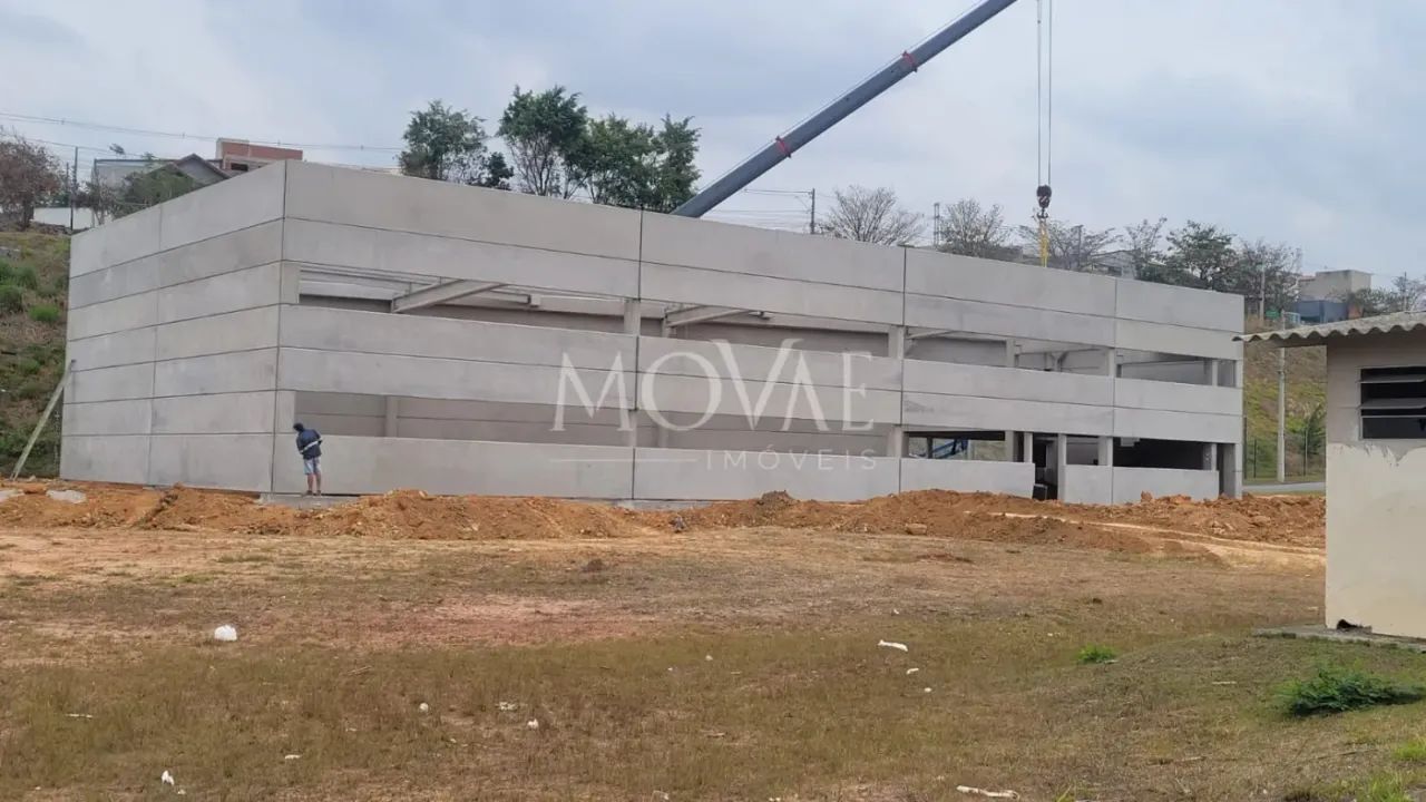 Galpão em condomínio industrial próximo a rodovia