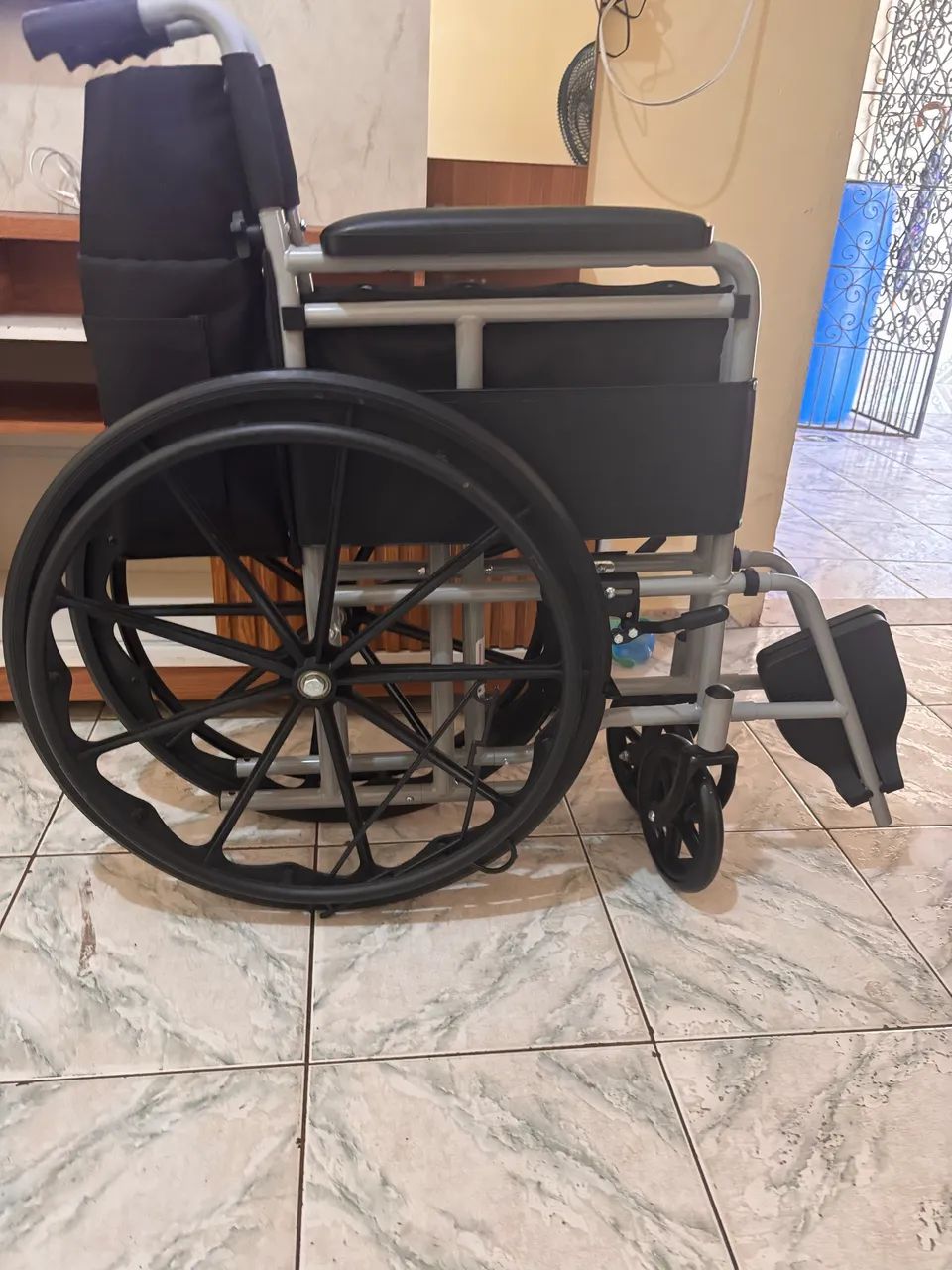 Cadeira de rodas Nova - Foto 2