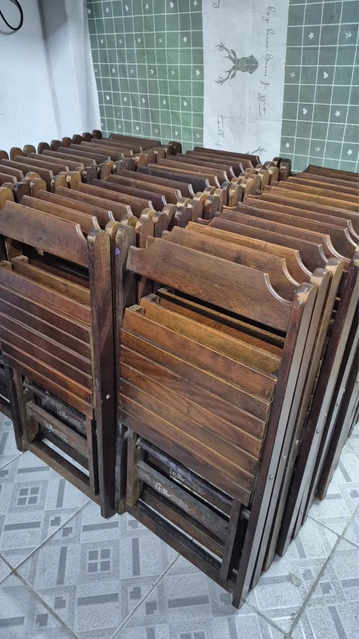 Vendo conjunto de mesa em madeira com 4 cadeiras - Foto 2
