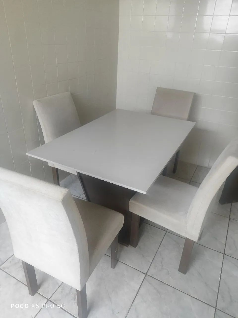Mesa com 4 cadeiras 