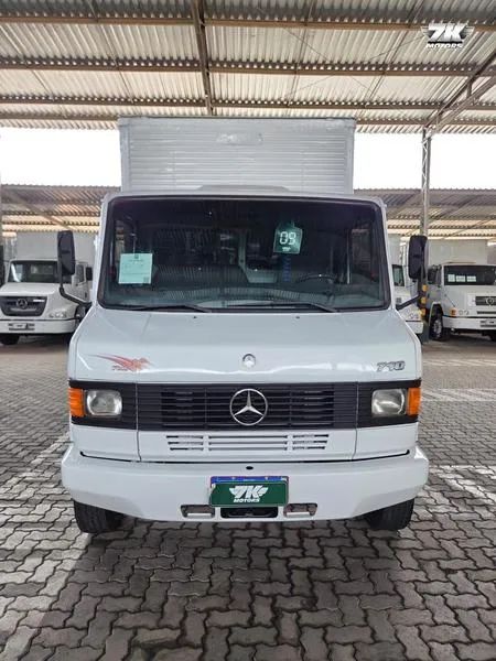 MERCEDES-BENZ 710 2009
